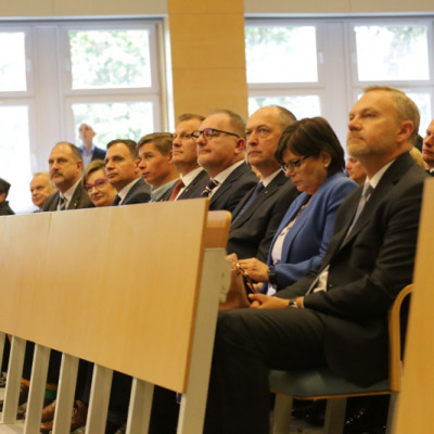 goście uroczystości siedzący na widowni