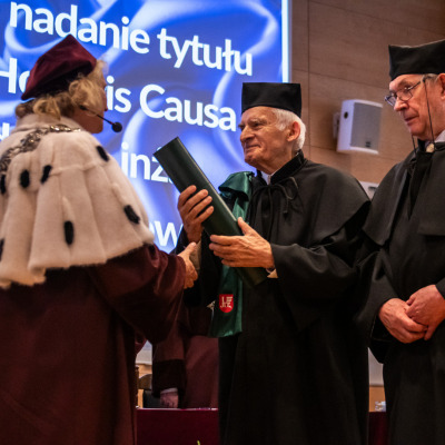 moment wręczania tytułu