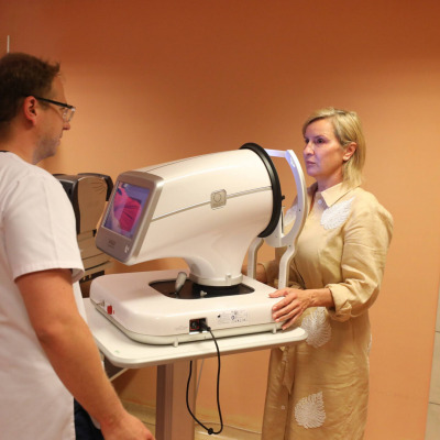 lekarze prezentują Autonomiczny Laser Wspomagany AI - Eagle Od BELKIN Vision