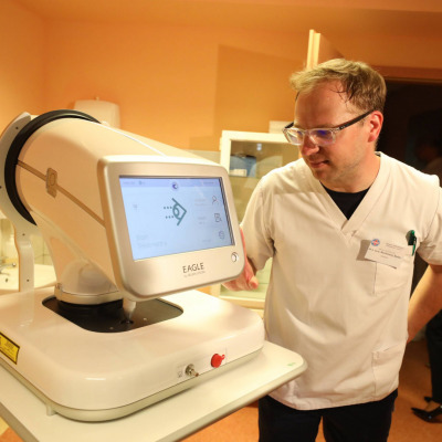 lekarze prezentują Autonomiczny Laser Wspomagany AI - Eagle Od BELKIN Vision
