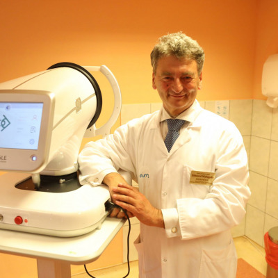 lekarze prezentują Autonomiczny Laser Wspomagany AI - Eagle Od BELKIN Vision
