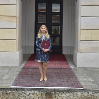 Prof. dr hab. n. med. Ilona Kopyta z nominacją profesorską prze pałacem w Warszawie