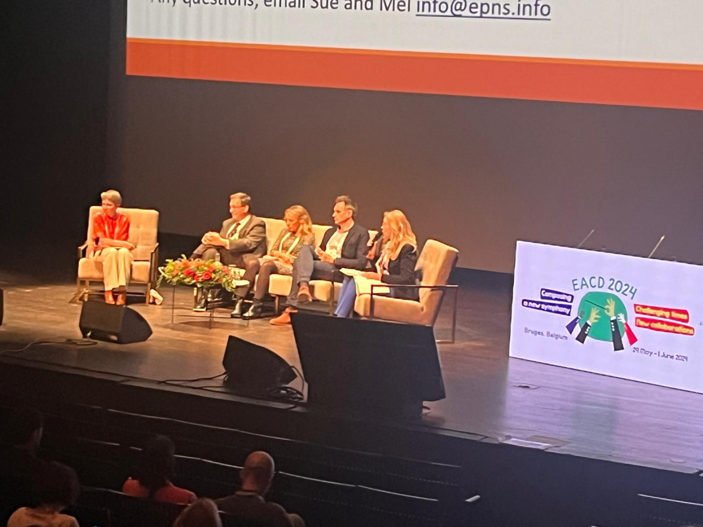Reprezentanci zarządu  European Pediatric Neurology Society (EPNS) na scenie