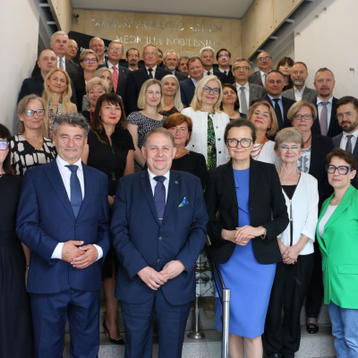 Zdjęcie grupowe przedstawiające władze Śląskiego Uniwersytetu Medycznego w Katowicach i członków Senatu SUM