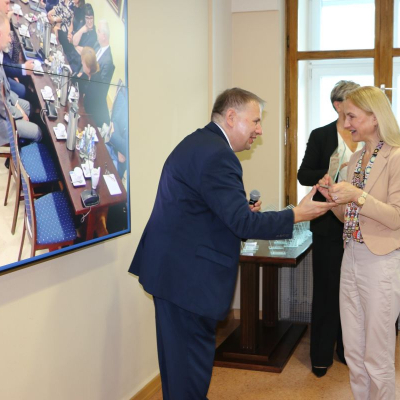 Rektor SUM wręcza podziękowania członkom Senatu Śląskiego Uniwersytetu Medycznego w Katowicach