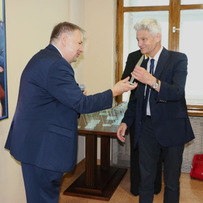 Rektor SUM wręcza podziękowania członkom Senatu Śląskiego Uniwersytetu Medycznego w Katowicach
