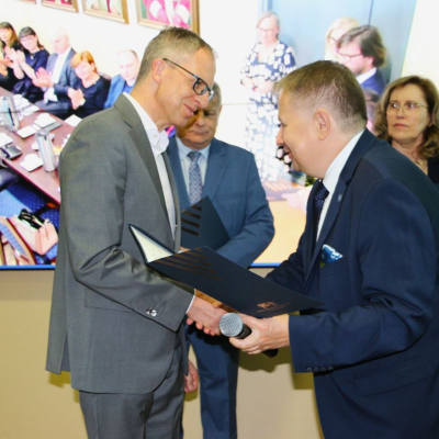 Prof. Tomasz Szczepański, Rektor SUM wręcza powołania na funkcje kierowników jednostek SUM