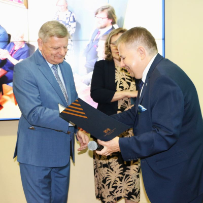 Prof. Tomasz Szczepański, Rektor SUM wręcza powołania na funkcje kierowników jednostek SUM