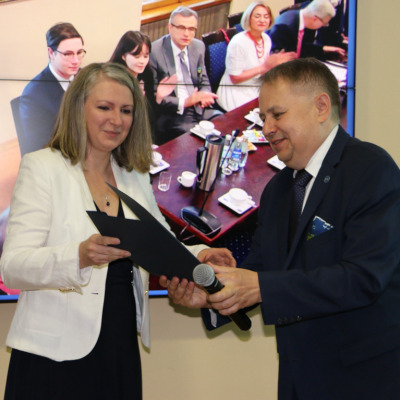 Rektor SUM, prof. Tomasz Szczepański gratuluje prof. dr hab. n. med. i n. o zdr. Agnieszce Młynarskiej
