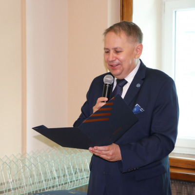 Rektor SUM, prof. Tomasz Szczepański gratuluje otrzymania nominacji profesorskich