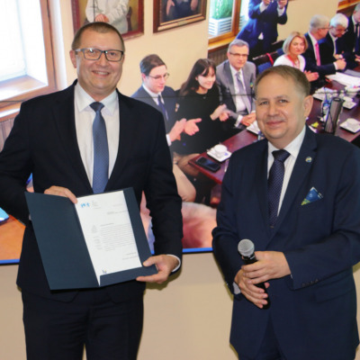 Rektor SUM, prof. Tomasz Szczepański gratuluje prof. dr. hab. n. med. i n. o zdr. Dariuszowi Dobrowolskiemu