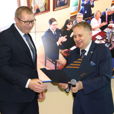 Rektor SUM, prof. Tomasz Szczepański gratuluje prof. dr. hab. n. med. i n. o zdr. Dariuszowi Dobrowolskiemu