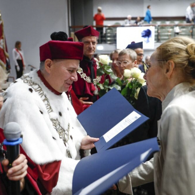 Na zdjęciach znajduje się Rektor SUM prof. Tomasz Szczepański oraz absolwenci SUM z rocznika 1974
